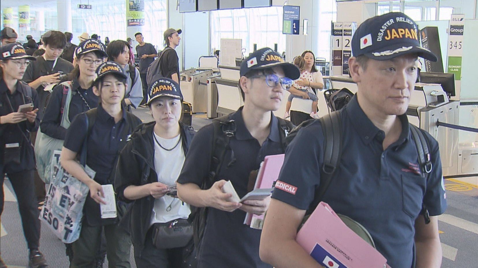 羽田空港からベネズエラへ出発する医療チーム