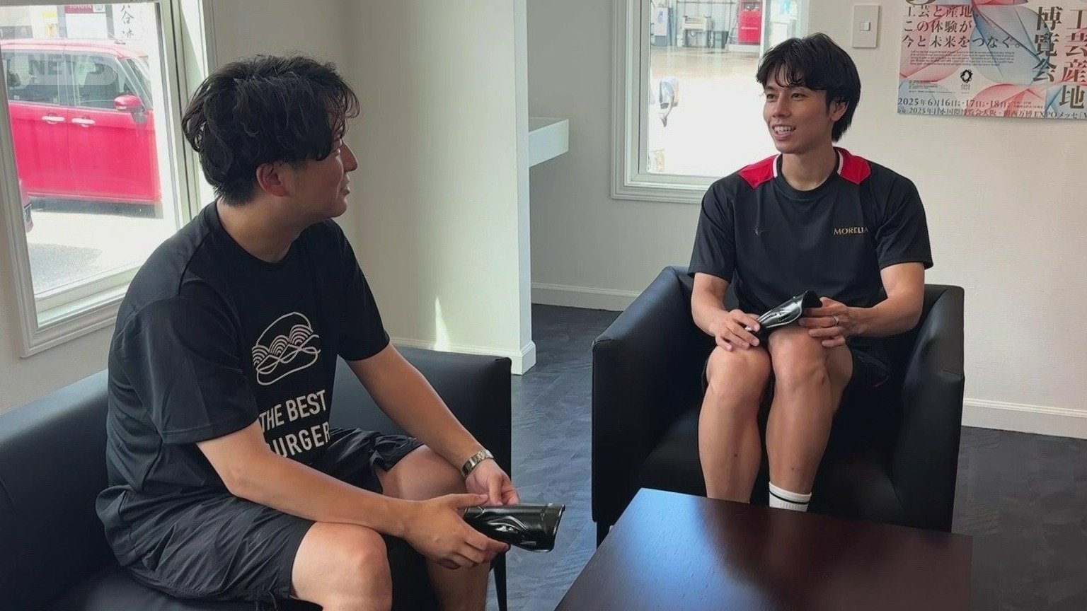 すね当ての打ち合わせ中の田中碧選手（写真右･2025年7月）