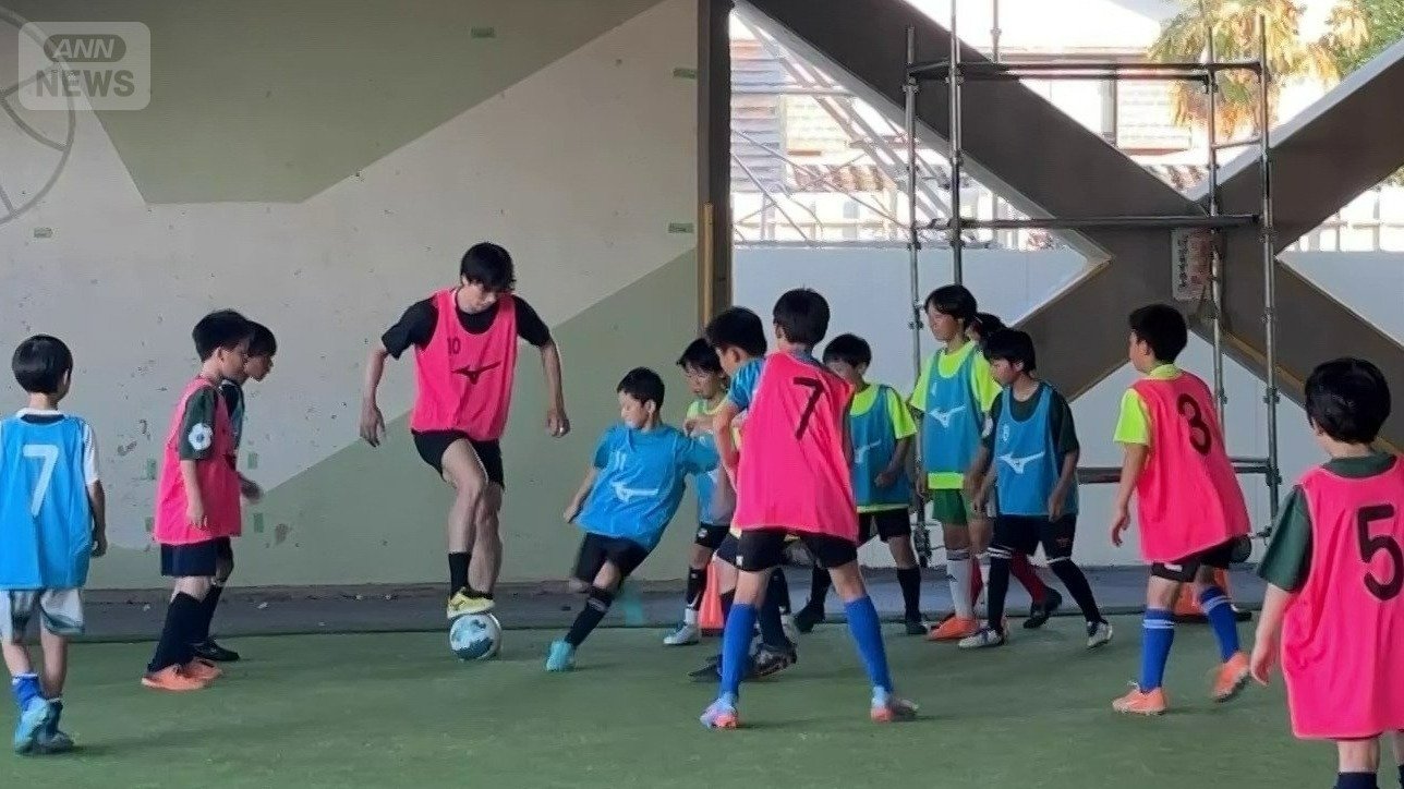 被災地の子どもとサッカーをする田中碧選手（石川･輪島市 2025年7月）