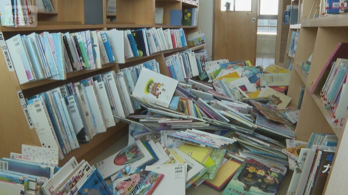 青森で震度6強　ビル壁倒壊…図書室では5000冊が床に散乱　気象庁「1週間程度注意を」