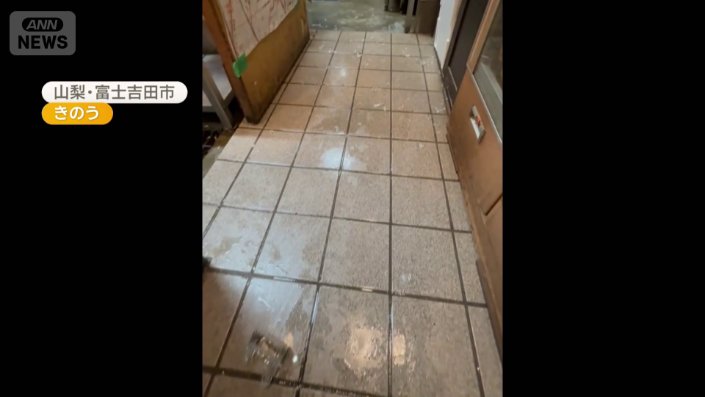 上にあったグラスが落ちて散乱