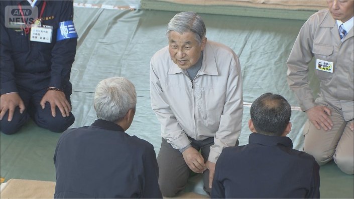 避難所を訪れ被災した人たちと話す天皇陛下（現・上皇さま）＝2011年4月27日、宮城県南三陸町の歌津中学校、