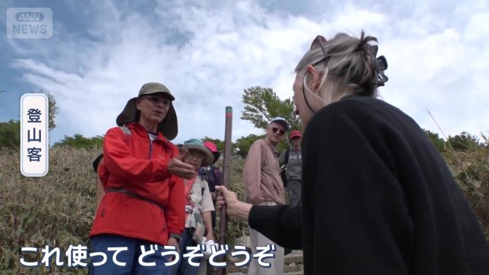 登山客が杖をプレゼント