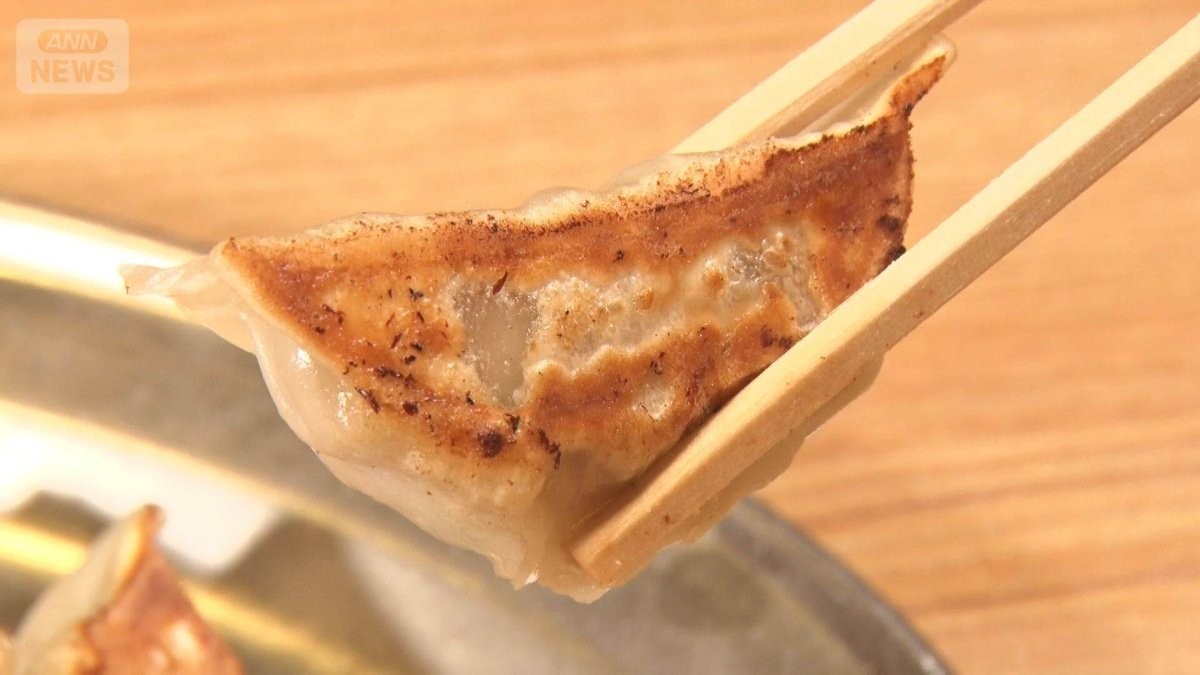 「餃子のかっちゃん」膝つき接客とスピード提供　人気の秘密は【詳細版】