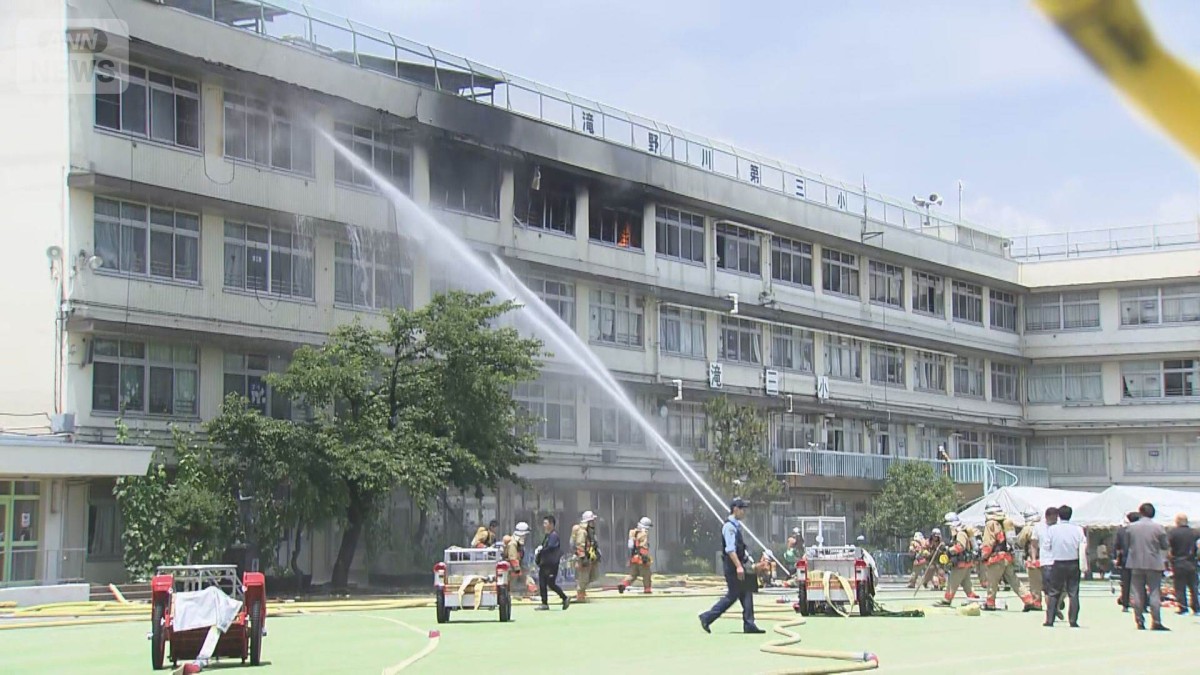 「私服干したのは不適切」保護者説明会で校長謝罪　教師6時出勤に疑問の声