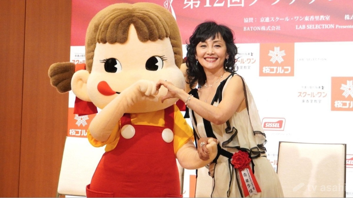 南果歩、大好きなペコちゃんと共演し興奮「スマホケースもペコちゃんなんです」