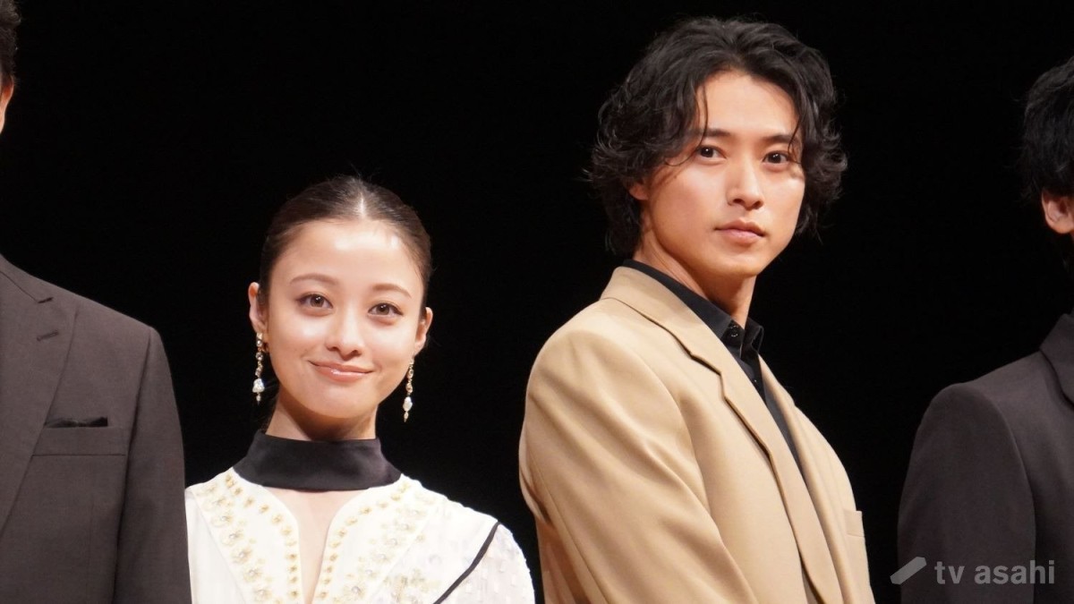 山崎賢人＆橋本環奈、サプライズ登場に5000人の大歓声