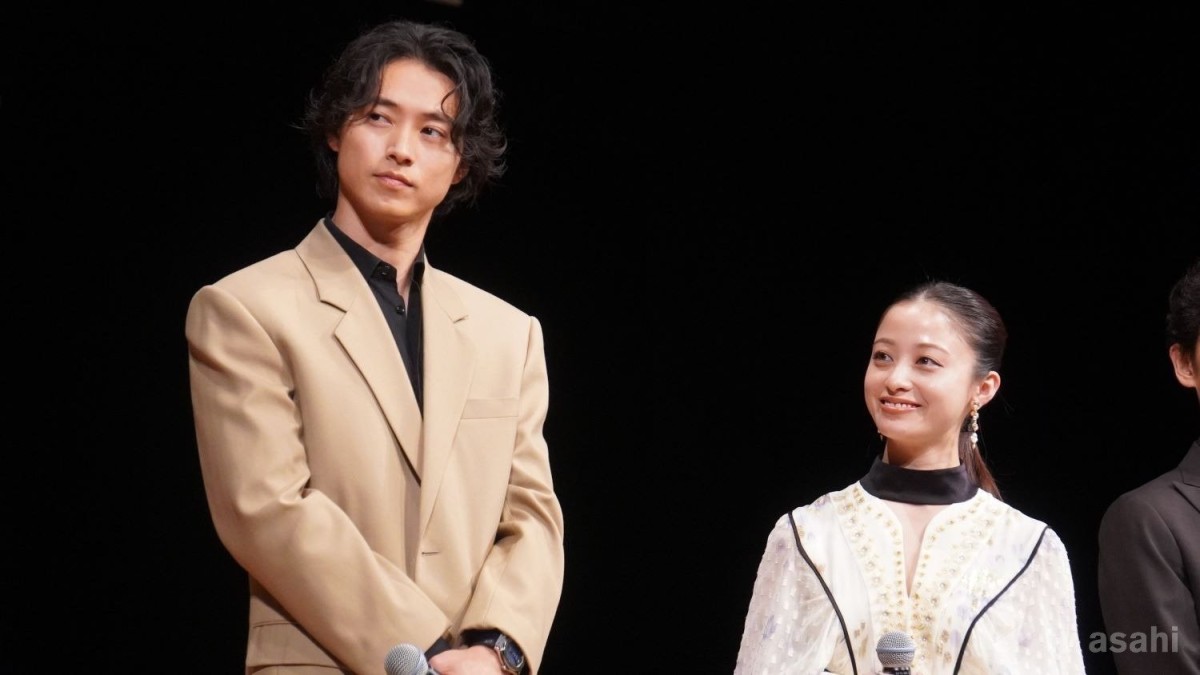 山崎賢人、橋本環奈は“母親”「普段から頼もしい」
