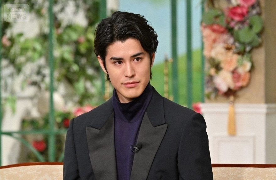 寛一郎、幼少期に父・佐藤浩市におねだりして“国民的俳優”と対面「今でもファンです」【徹子の部屋】