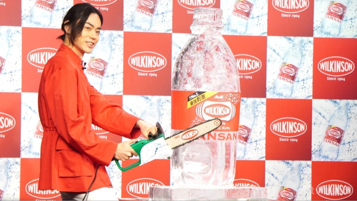 菅田将暉、チェーンソーを手にアイスカービングに挑戦「B級ホラーみたい」