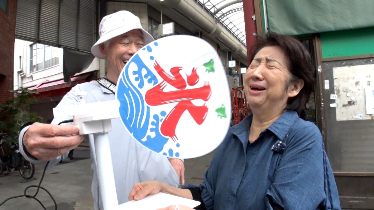 夏の大ヒット「納涼アイデア家電」“着る冷蔵庫”“節電マシン”…ほったらかし家電も