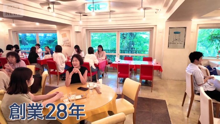 窓いっぱいに緑が広がる店内
