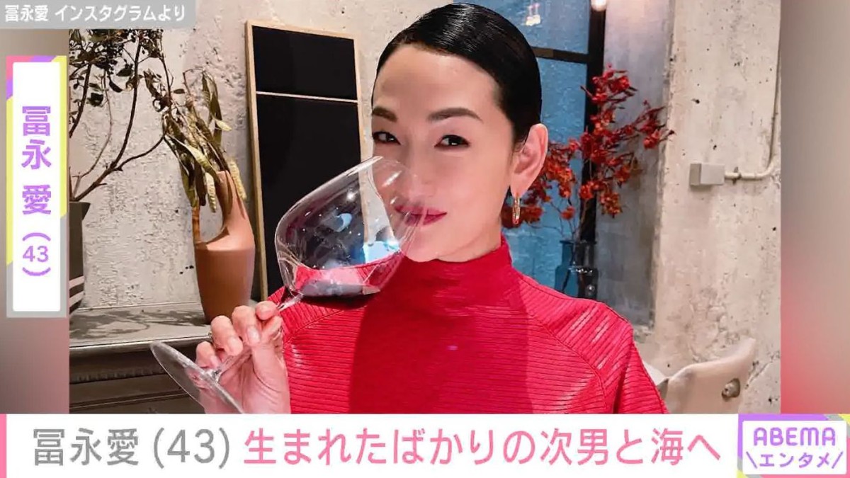 約20年ぶりに出産・冨永愛（43）、生まれたばかりの次男と海へ「初めての海の砂」
