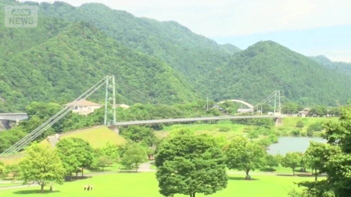 つり橋と自然のコントラストの絶景