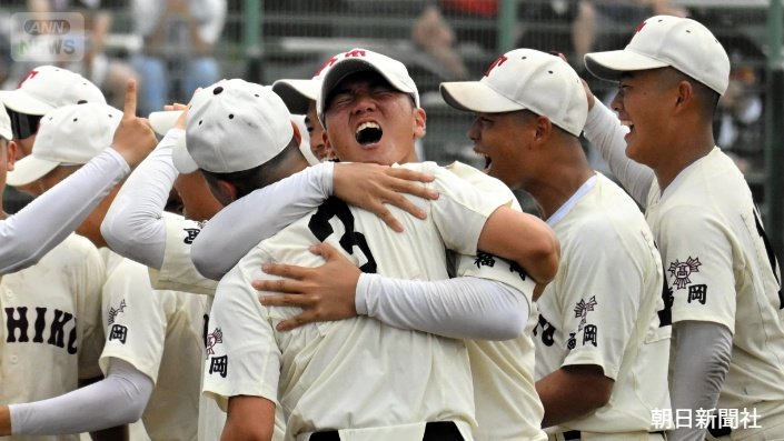 喜ぶ東筑の選手たち