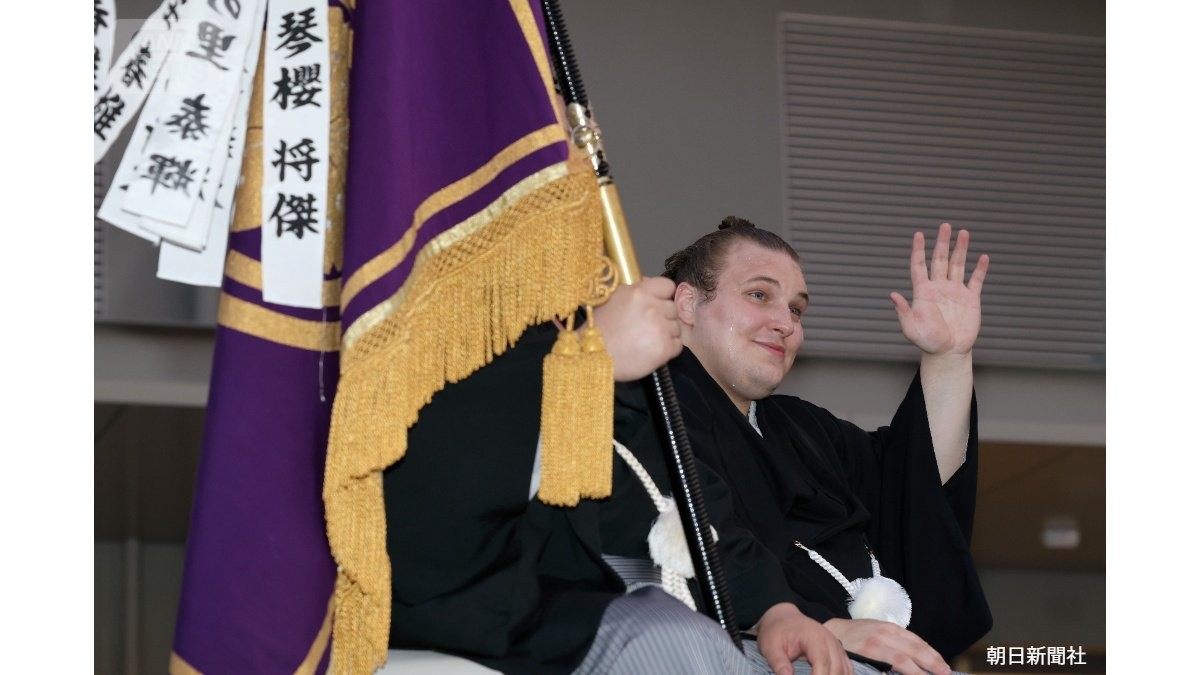 「え、土俵に穴が…」「何か出てきた」大相撲、千秋楽の最後にファン驚きの光景「初めて見た」