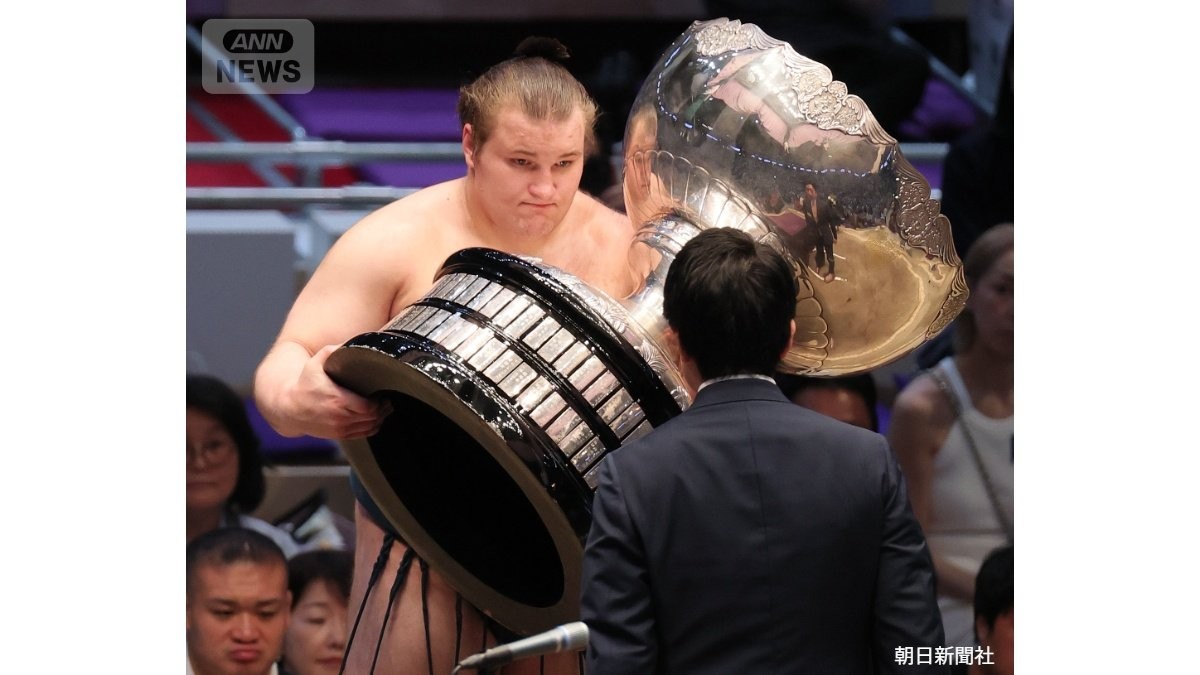 「こんな花束初めて見たわ！」安青錦に贈られた“規格外”すぎる副賞にファンもドン引き「美しき狂気」「ドデカ花束」