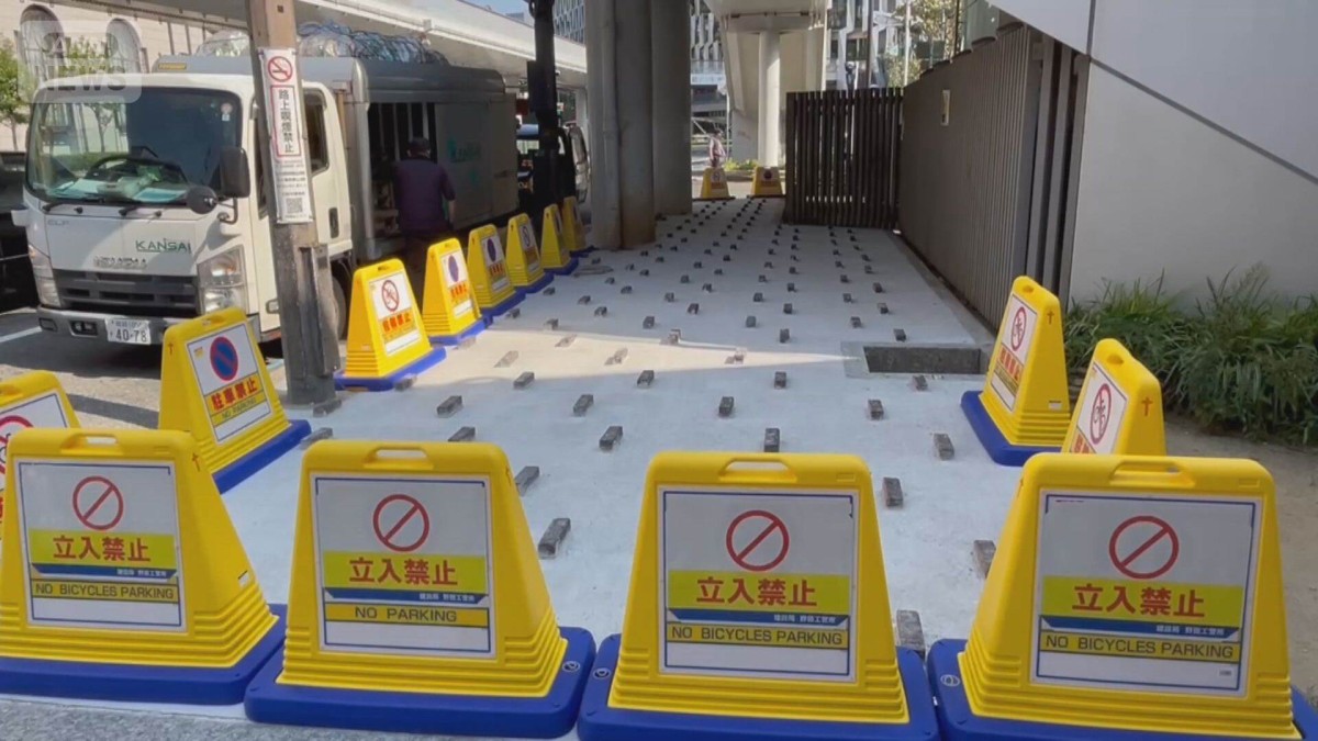 大阪駅前に多数のブロック設置　「危険」「排除アートでは？」物議　市「侵入防止策」