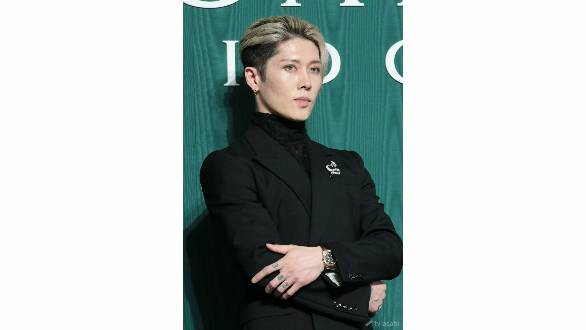 MIYAVI、ひざを負傷し松葉づえに「サッカークラブの父兄試合でかっこいいとこ見せようと思って張り切りすぎました」
