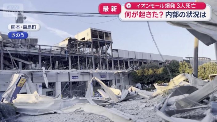 壁がはがれて骨組みがあらわに