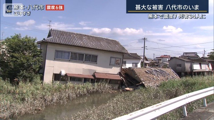 川沿いに並ぶ家