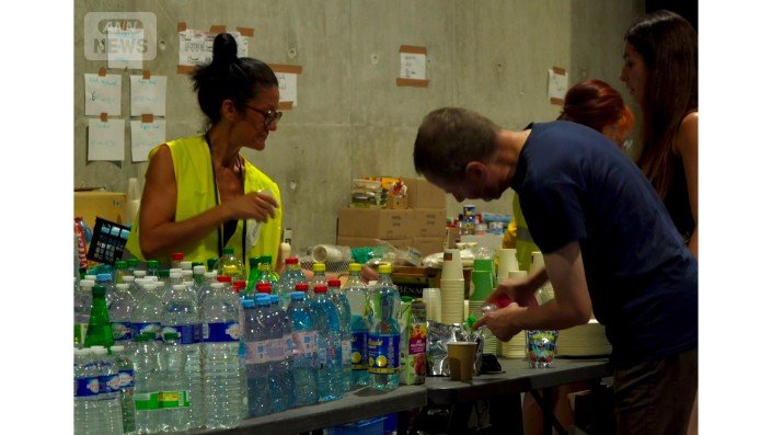 用意された飲料品を選ぶ避難者 仏ボルドー 2026年7月28日