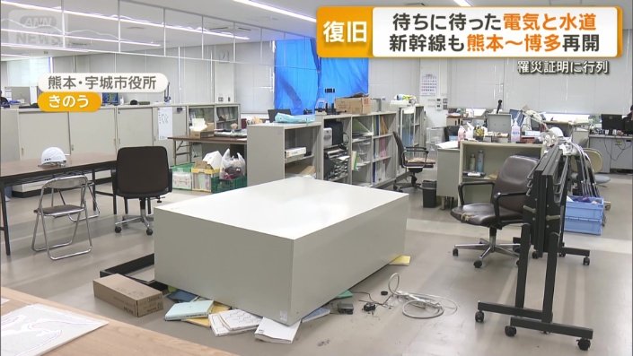 部屋の真ん中に大きな倒れた棚