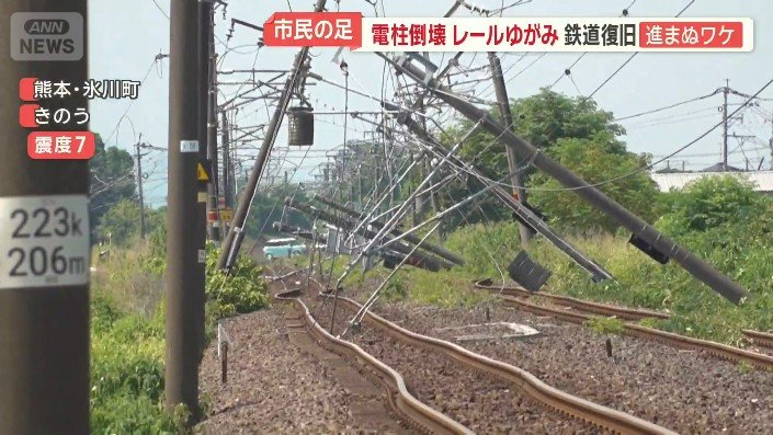 電柱横倒しのまま
