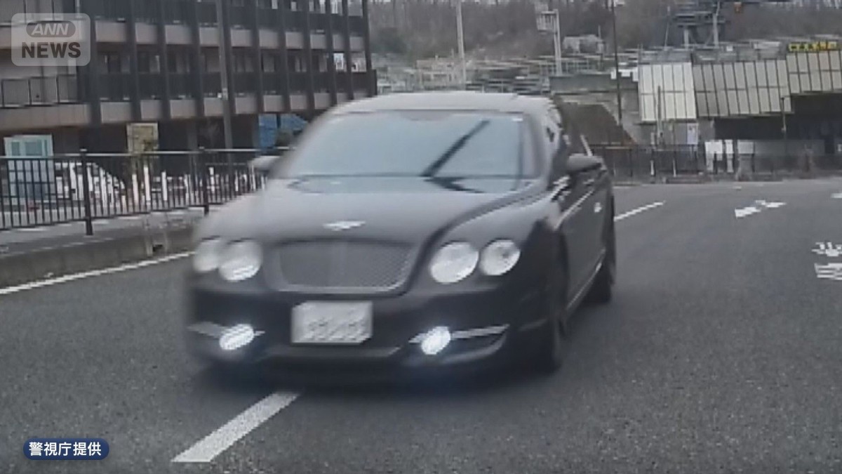 高級車で車7台に衝突　車乗り捨て逃走か　瞬間映像