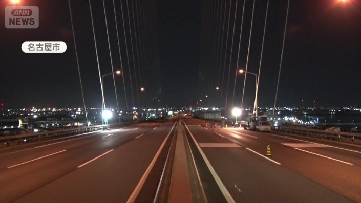 車両の姿が消えた深夜の高速道路
