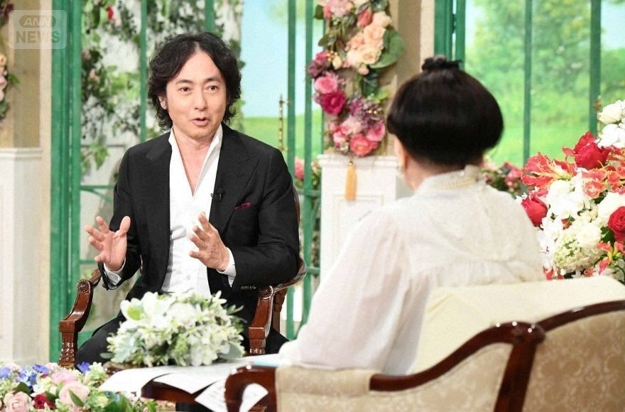 テノール歌手の秋川雅史が登場