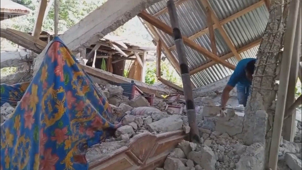 インドネシア地震で53人死亡　全壊900棟　複数の土砂崩れ　港のターミナルビル崩壊