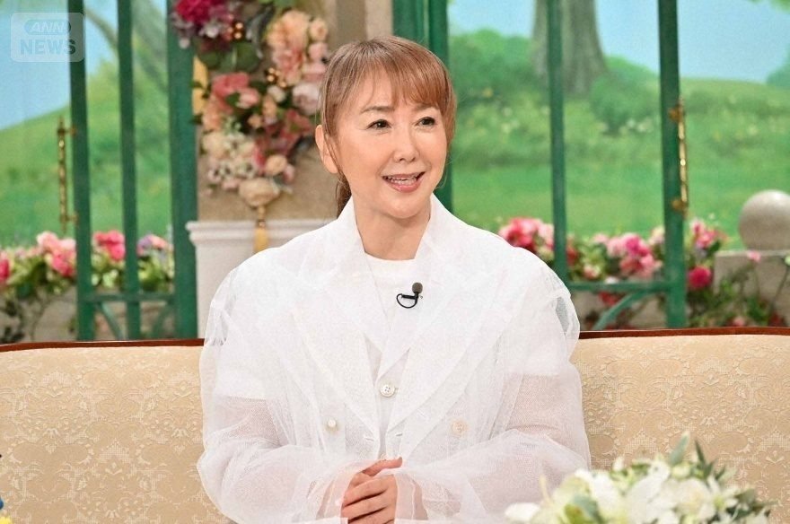 「結婚したい有名人1位」だった人気女優、66歳で披露した“へそ出し美ボディ”に黒柳徹子も絶賛【徹子の部屋】