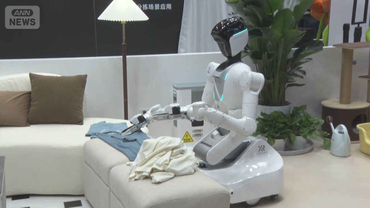 服をたたむ人型ロボット　パフォーマンスから実用へ 北京で大会、300社が出展