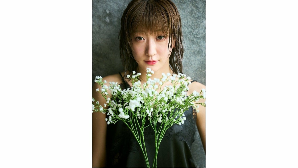 「つばきファクトリー」を卒業する秋山眞緒がメモリアルな写真集をリリース