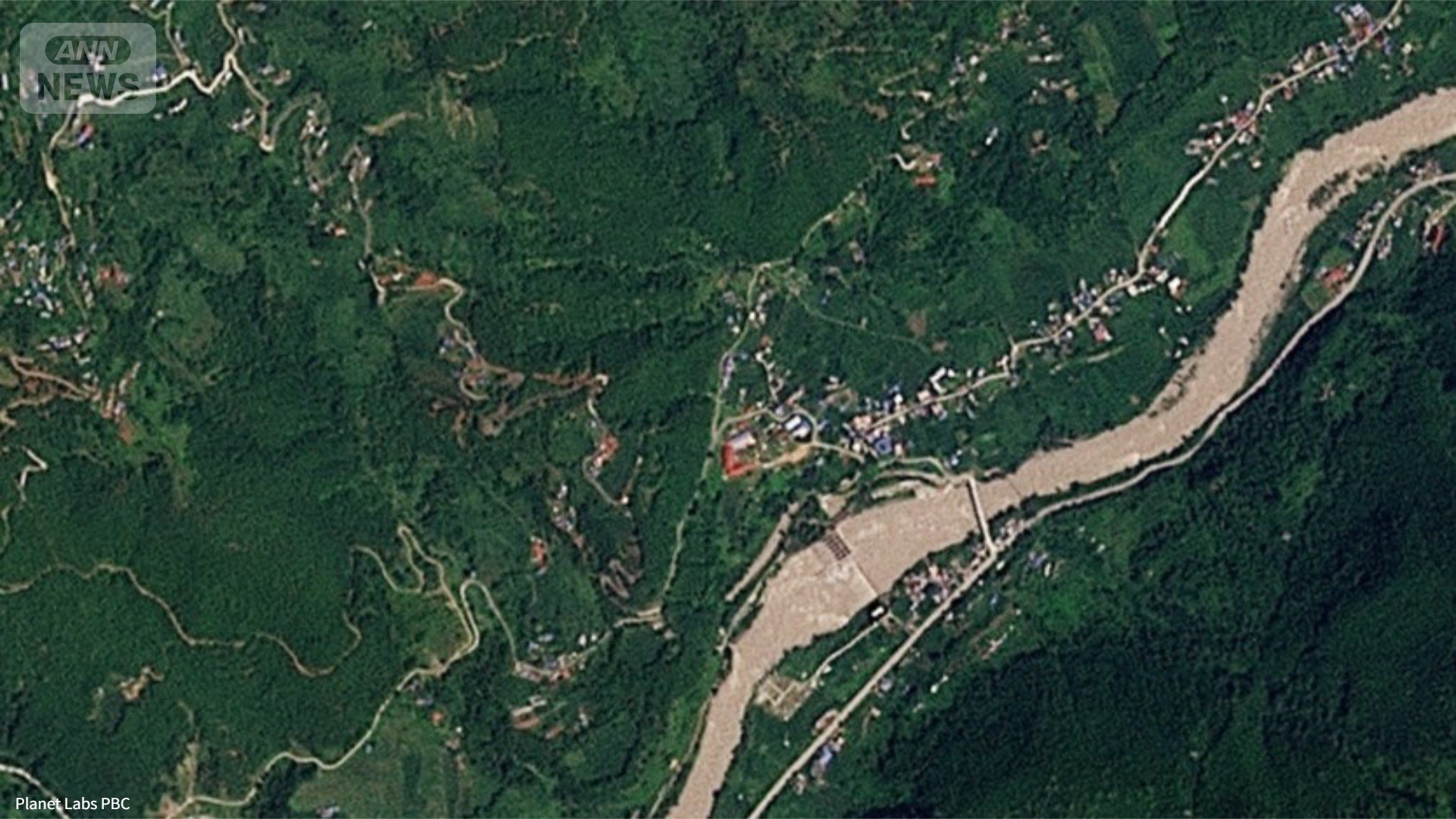 川の両岸にはたくさんの建物があった　2026年8月23日撮影