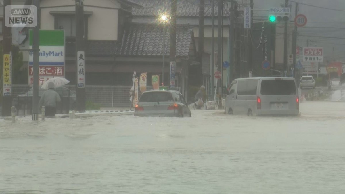 各地で大雨　住宅地に濁流…動けない車も　軽井沢では「ひょう」も