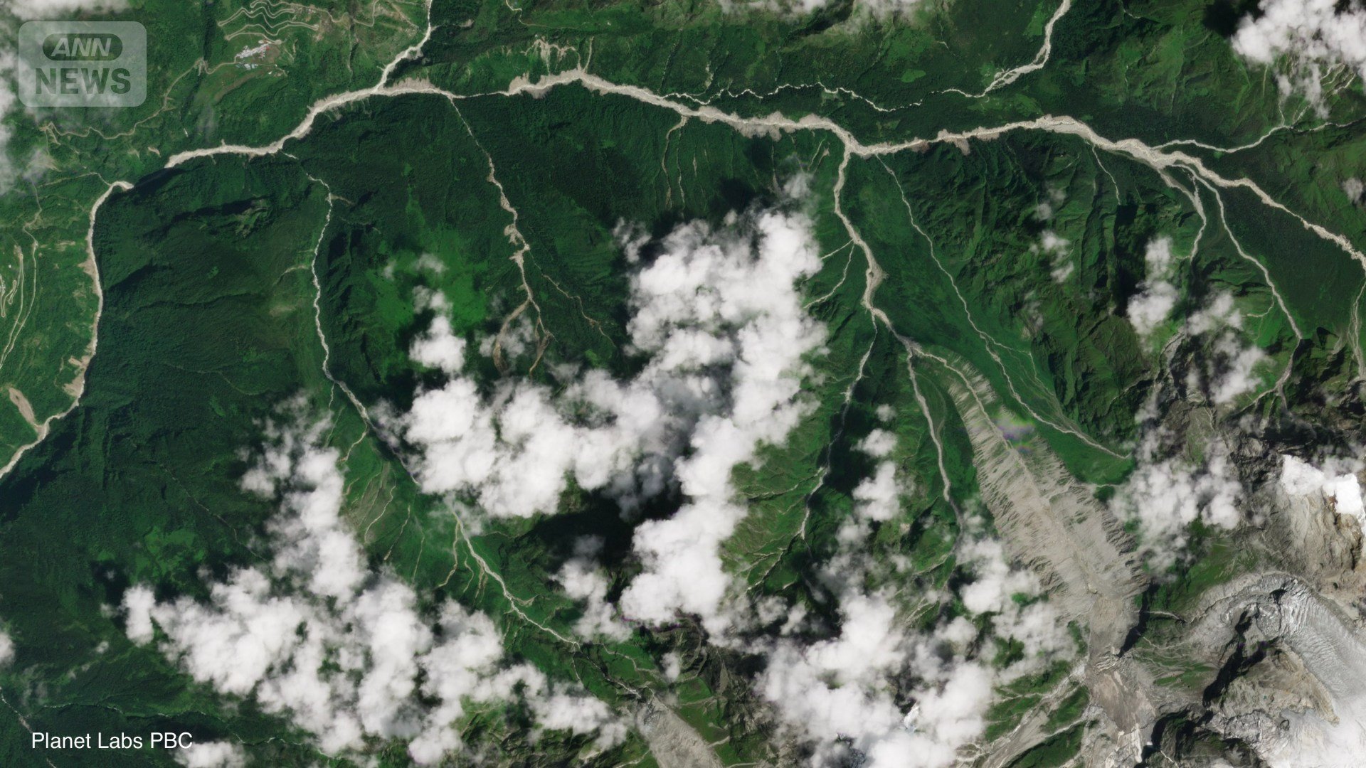 8月25日撮影 氷河崩落前日の現場付近 右下が崩落した氷河