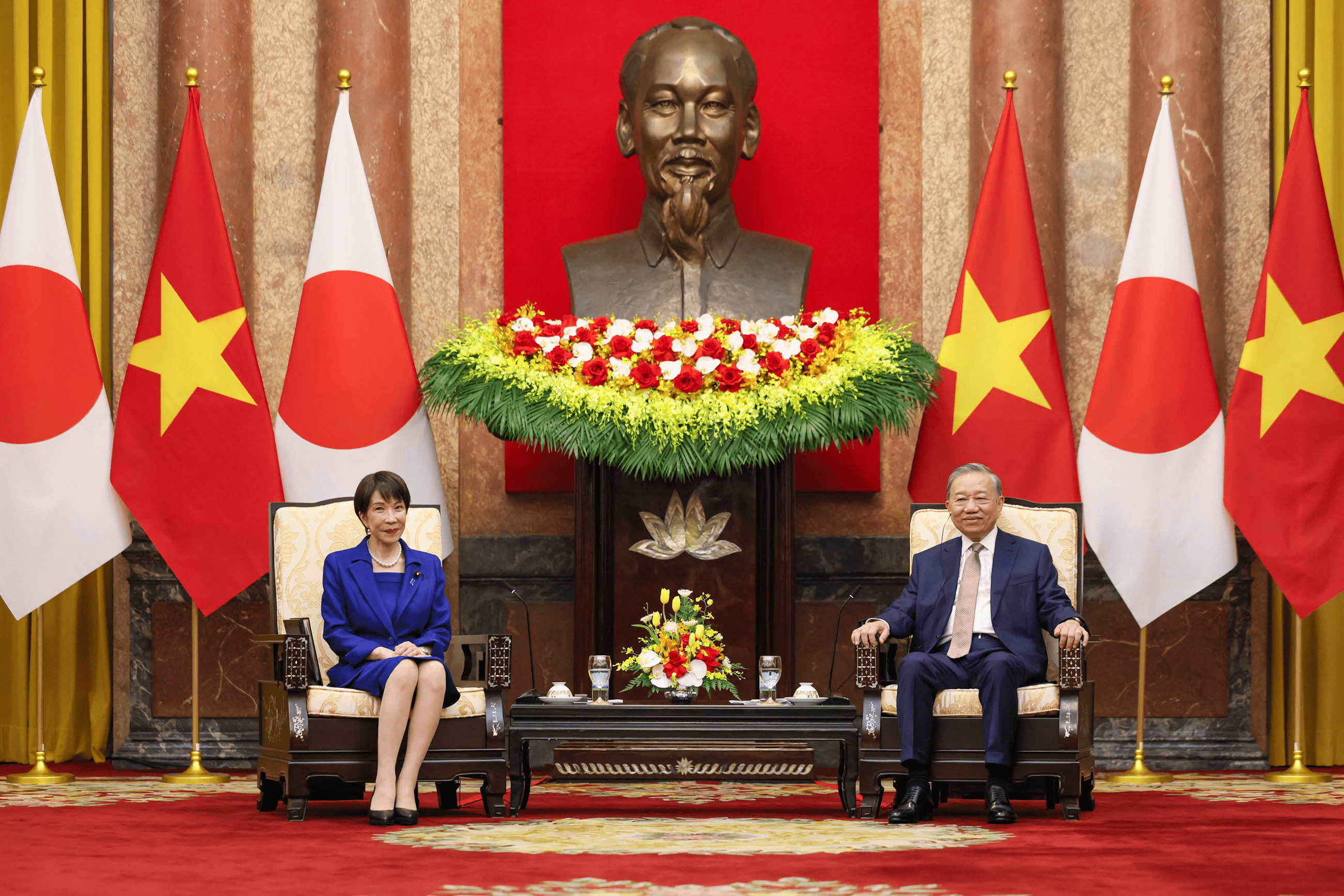 高市総理大臣とラム共産党書記長(5月 外務省のXから)