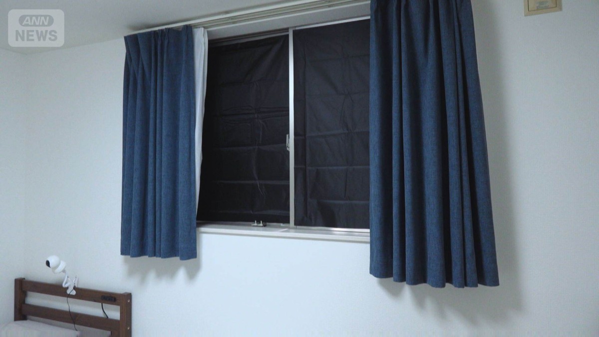 厳しい残暑・部屋の日差し　カーテンより安い手軽対策　窓に貼るだけ「遮光」グッズ