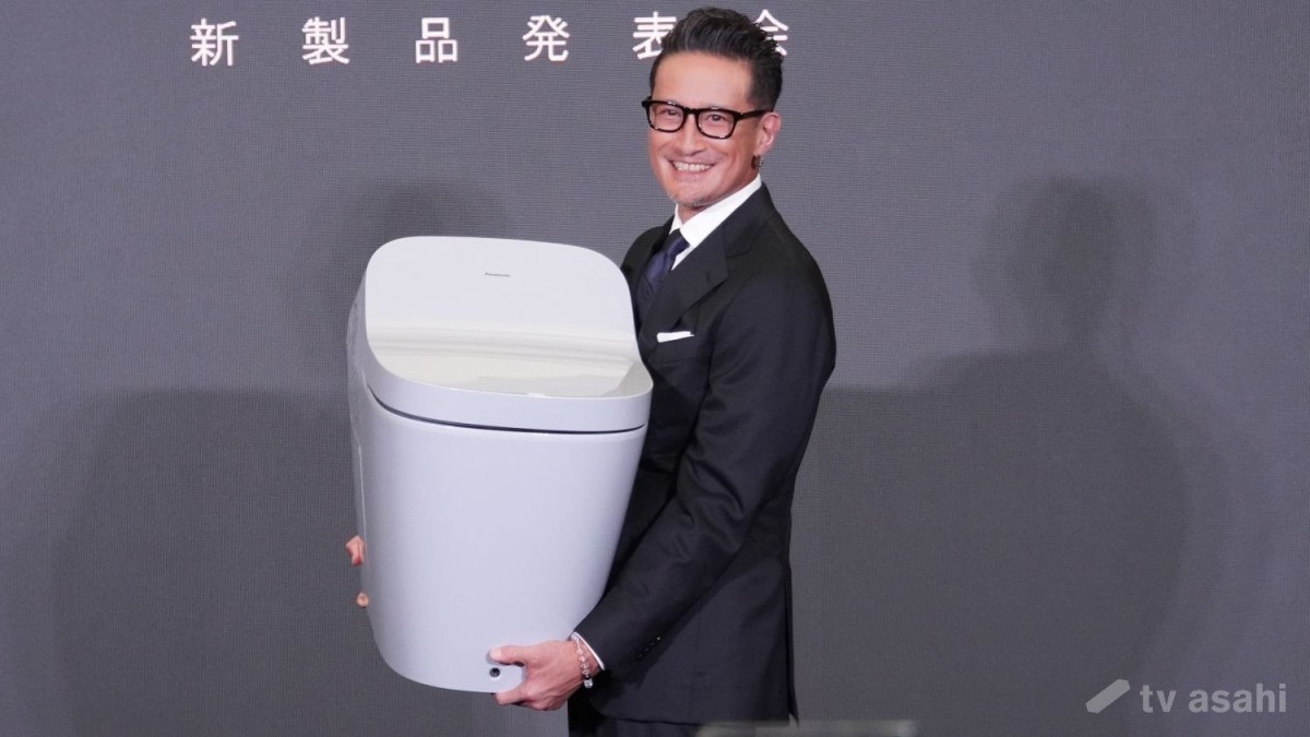 松岡昌宏、「結構重いね！」22kgの“我が子”を抱きかかえ額に汗