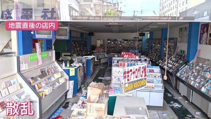 CDやカセットテープは地震で床に散乱