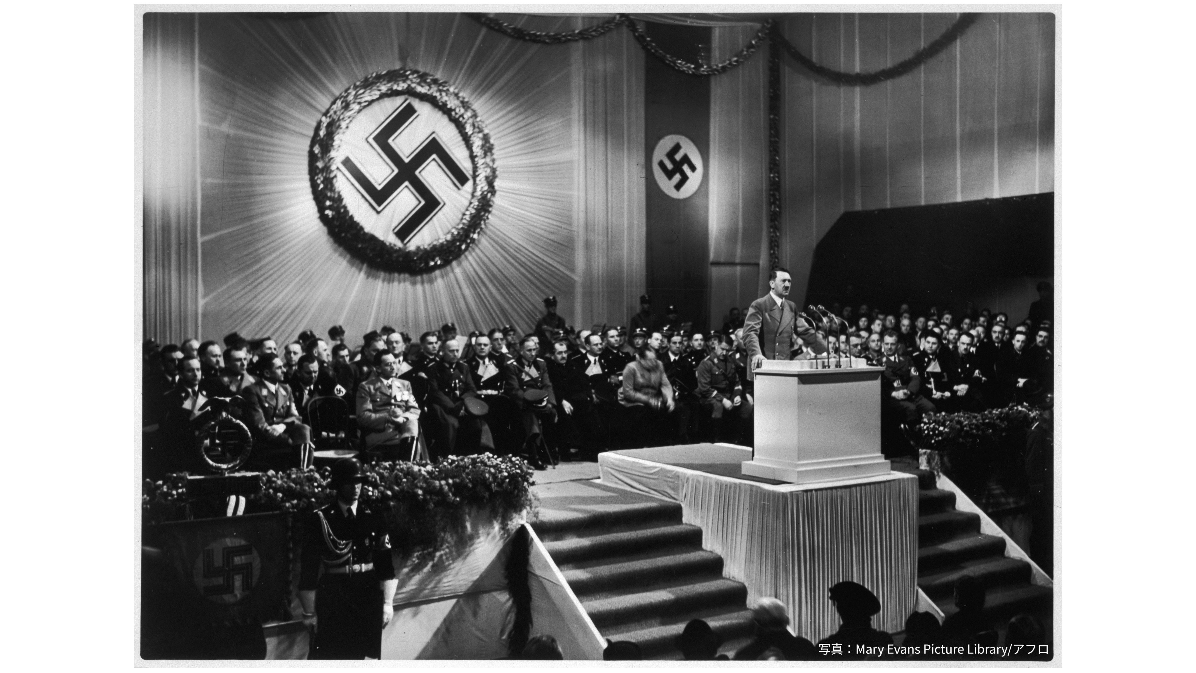1938年12月3日/ライヒェンベルク(現在のチェコ・リベレツ)で演説するアドルフ・ヒトラー