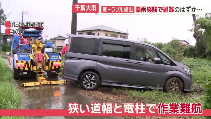 狭い道幅と電柱で作業は難航