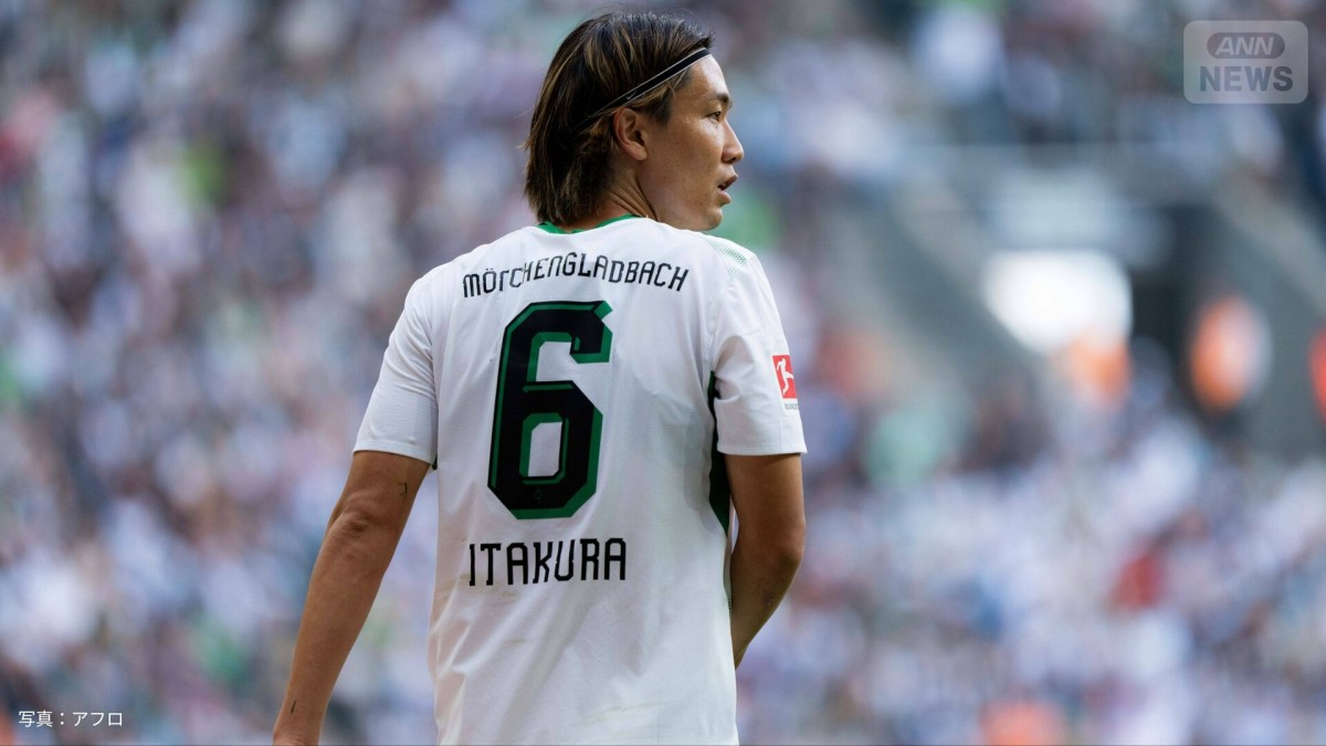「相手ふっ飛ばしてる！」ボルシア板倉滉、爆速タックルで“衝撃の光景”「大丈夫かよ」相手選手とピッチ外に飛ぶ“鬼ディフェンス”【日本人選手ハイライト】