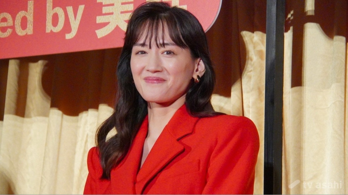 綾瀬はるか、ド派手ボディコンスーツ姿で登場「バブル時代の雰囲気を取り入れつつ…」