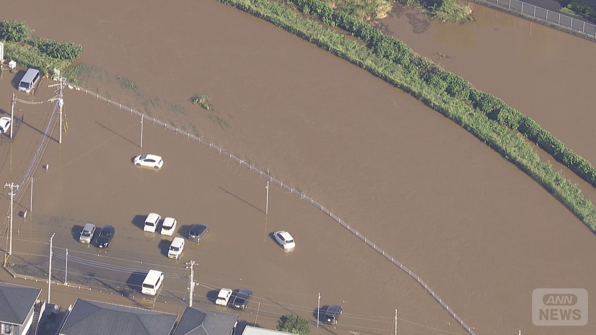 一夜明けて河川氾濫や浸水害、道路冠水など続々と