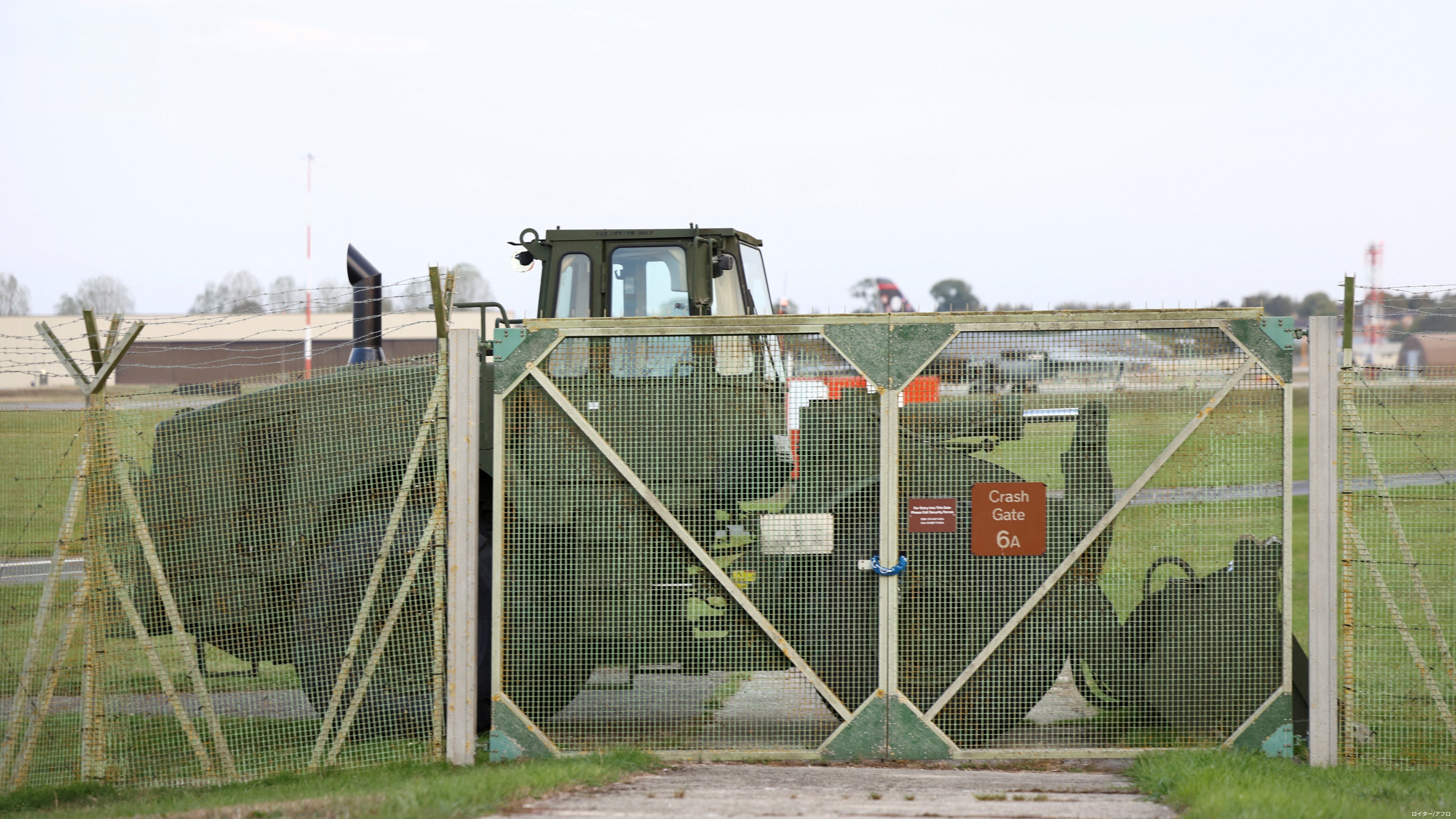 ゲートを塞ぐように置かれた重機 英フェアフォード空軍基地 2026年9月27日